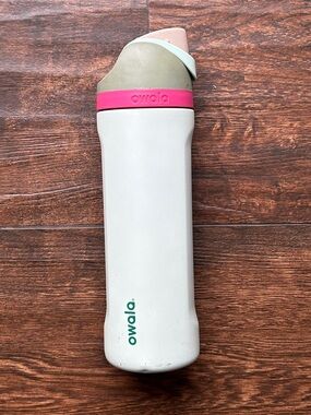 Owala 24 oz Water Bottle -mint with Pink Accent. freesip